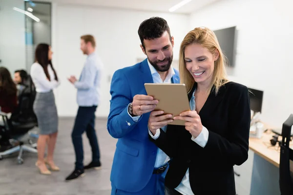 Junges Attraktives Geschäftspaar Nutzt Tablet Der Firma — Stockfoto