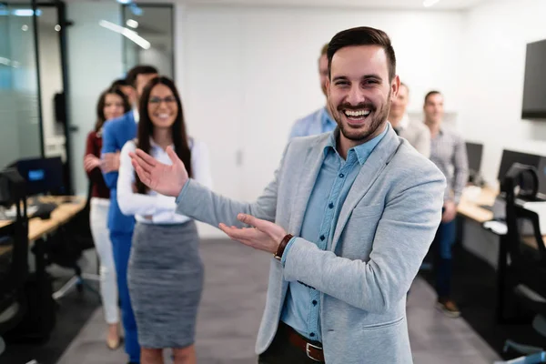 Ofiste poz genç bakış açısı iş adamları başarılı ekip
