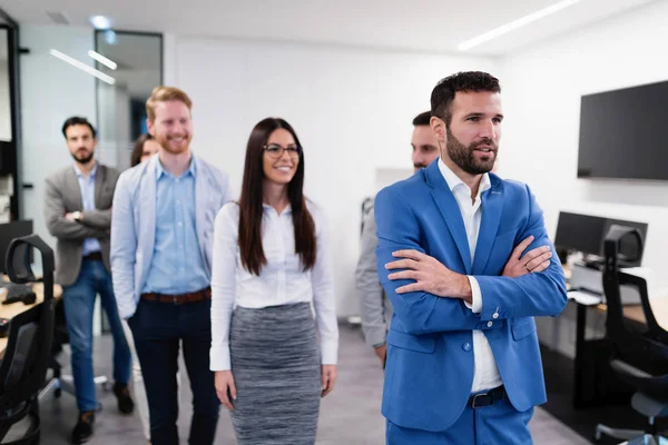 Ofiste poz genç bakış açısı iş adamları başarılı ekip