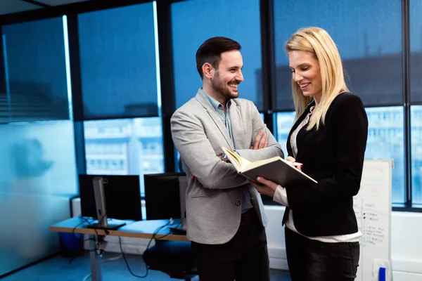 Geschäftspartner Diskutieren Finanzbericht Gemeinsam Amt — Stockfoto