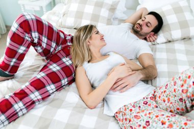 Genç mutlu çift yatak odasında romantik vakit geçiriyor