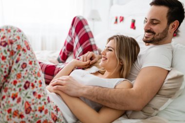 Genç mutlu çift yatak odasında romantik vakit geçiriyor