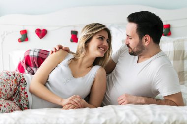 Genç mutlu çift yatak odasında romantik vakit geçiriyor