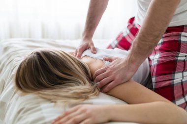 Genç mutlu çift yatak odasında romantik vakit geçiriyor