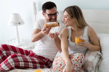 Romantik Genç çift yatak odasında beraber eğleniyor