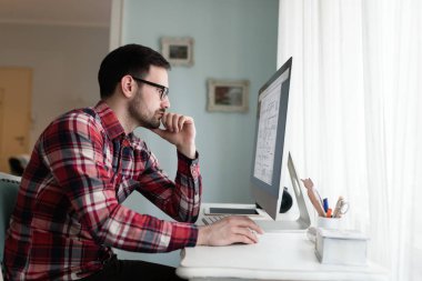 Evden proje üzerinde genç yakışıklı Tasarımcısı