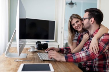 Bilgisayarda çalışan tasarımcıların genç çekici çift