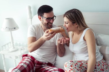 Romantik Genç çift yatak odasında beraber eğleniyor