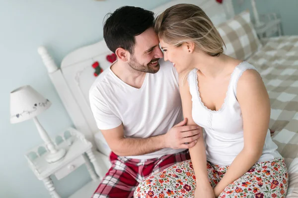 Jovem Casal Feliz Ter Tempo Romântico Quarto — Fotografia de Stock