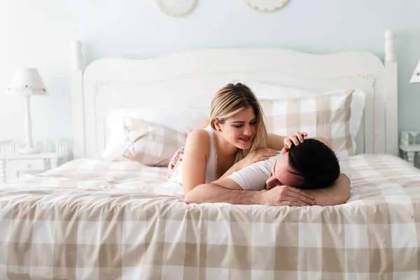 Νεαρό Ζευγάρι Ευτυχισμένο Έχοντας Ρομαντικό Χρόνο Στο Υπνοδωμάτιο — Φωτογραφία Αρχείου
