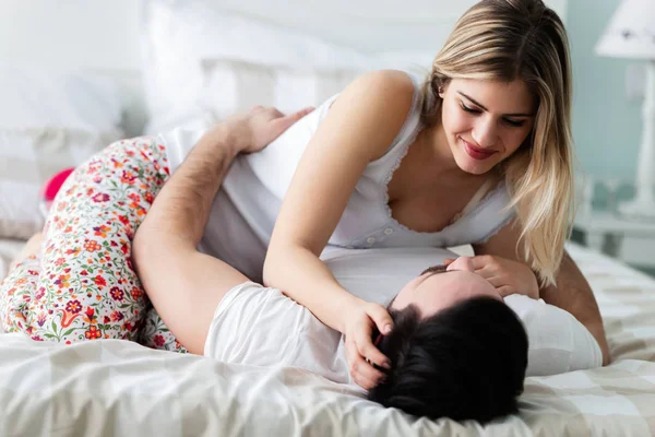 Tineri Cuplu Fericit Având Timp Romantic Dormitor — Fotografie, imagine de stoc
