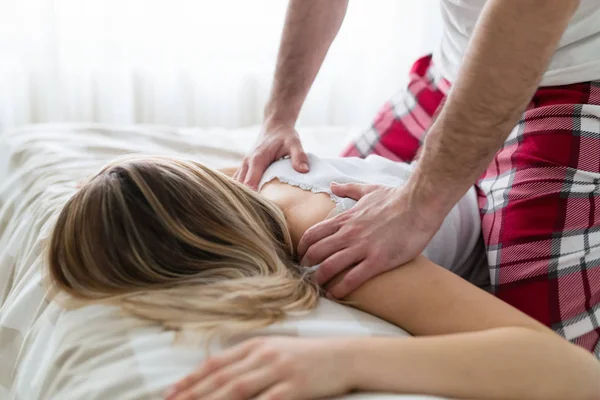 Genç mutlu çift yatak odasında romantik vakit geçiriyor