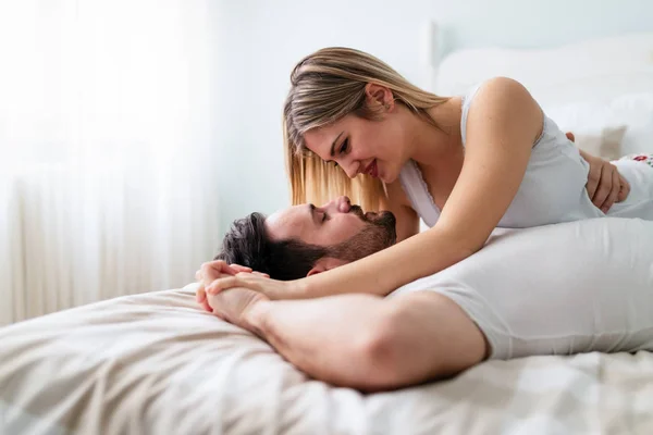 Jovem Casal Feliz Ter Tempo Romântico Quarto — Fotografia de Stock