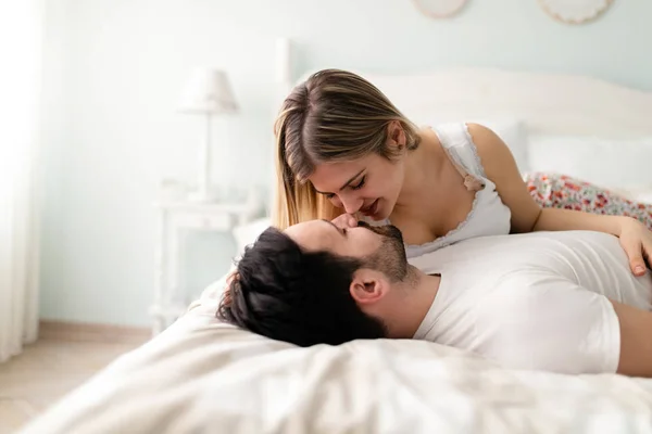 Unga Lyckliga Paret Har Romantiska Tid Sovrummet — Stockfoto