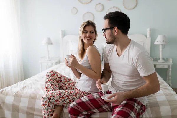 Romântico Jovem Casal Divertindo Quarto Juntos — Fotografia de Stock