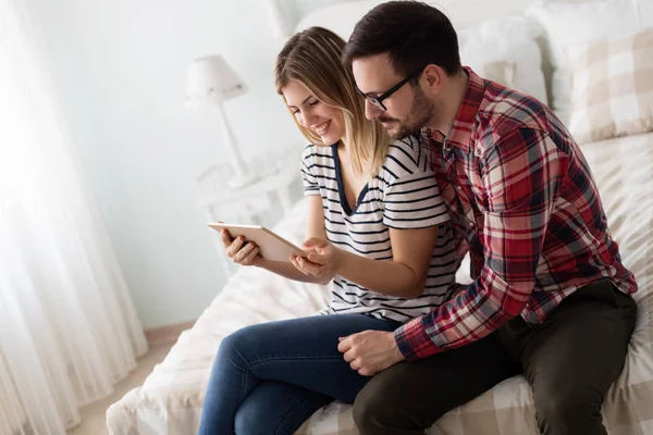 Heureux Jeune Couple Utilisant Une Tablette Numérique Dans Chambre — Photo
