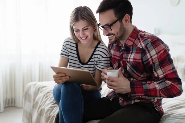 Gelukkige Jonge Paar Met Behulp Van Digitale Tablet Slaapkamer — Stockfoto