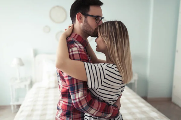 Jovem Casal Feliz Ter Tempo Romântico Quarto — Fotografia de Stock