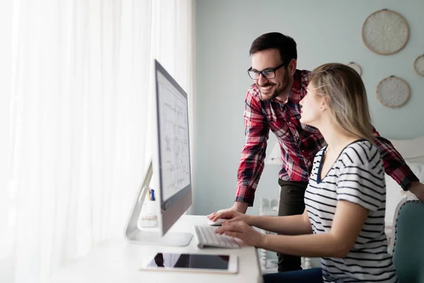 Jovem Casal Atraente Designers Que Trabalham Computador — Fotografia de Stock