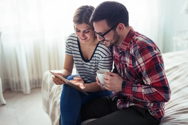 Happy Νεαρό Ζευγάρι Χρησιμοποιώντας Ψηφιακό Tablet Στην Κρεβατοκάμαρα — Φωτογραφία Αρχείου