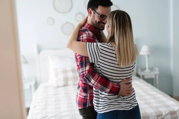 Unga Lyckliga Paret Har Romantiska Tid Sovrummet — Stockfoto