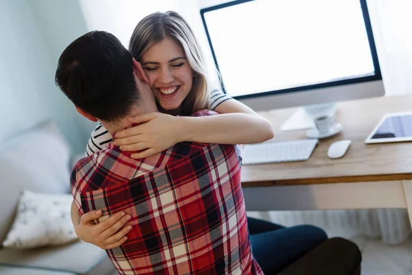 Joven Pareja Atractiva Diseñadores Que Trabajan Computadora —  Fotos de Stock