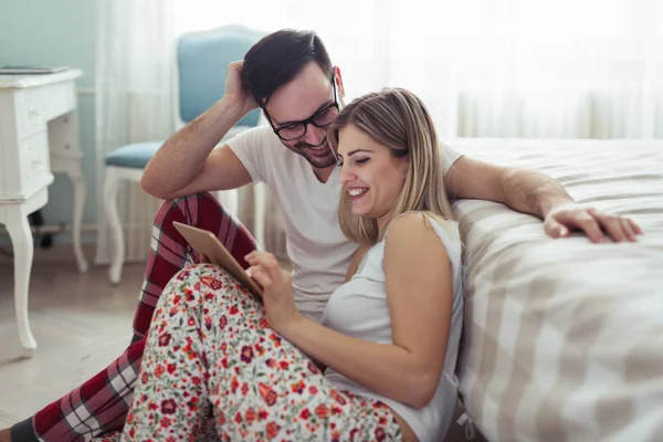 Junges Attraktives Paar Nutzt Gemeinsam Digitales Tablet Schlafzimmer — Stockfoto
