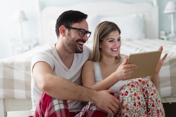 Jonge Aantrekkelijke Paar Samen Digitaal Tablet Gebruiken Slaapkamer — Stockfoto