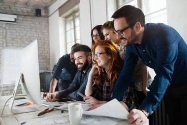 Grup genç tasarımcıların Office ekip olarak çalışma