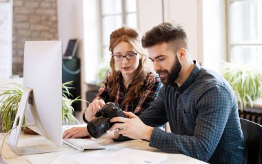 Modern ofiste birlikte çalışan iki genç tasarımcılar