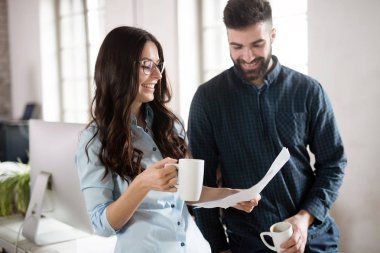 Genç Mimarlar ofiste tartışma portresi