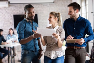 Genç Mimarlar ofiste tartışma portresi