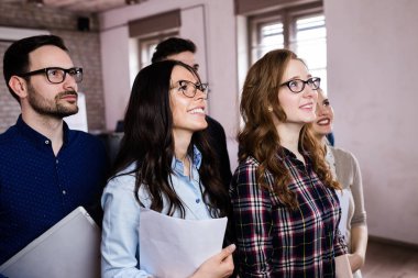 Ofiste poz başarılı genç iş takım portresi