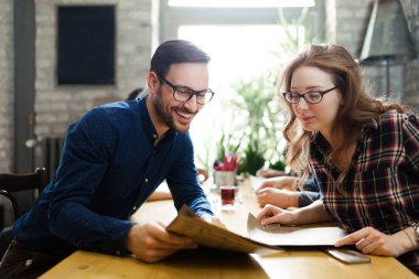 Kafede molada genç iş meslektaşlarının resim