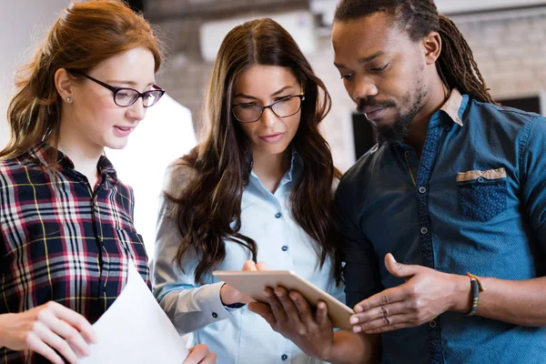 Genç Mimarlar ofiste tartışma portresi