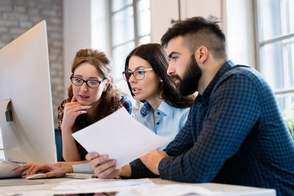 Office birlikte proje üzerinde çalışmaya Genç Mimarlar