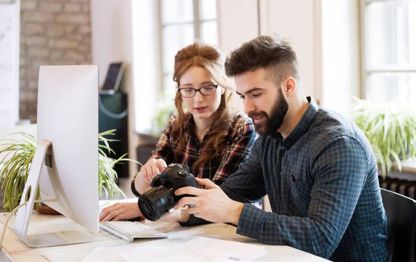 Modern ofiste birlikte çalışan iki genç tasarımcılar