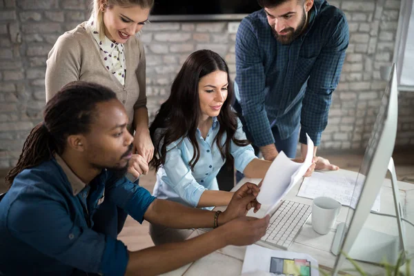 Office birlikte proje üzerinde çalışmaya Genç Mimarlar