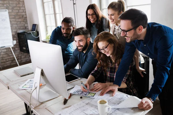 Jóvenes Arquitectos Trabajando Juntos Proyectos Oficina — Foto de Stock