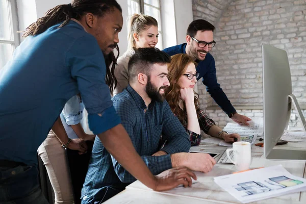 Junge Architekten Arbeiten Gemeinsam Projekt Büro — Stockfoto