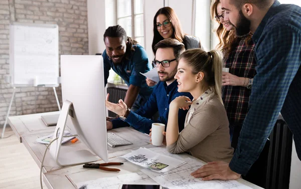 Office birlikte proje üzerinde çalışmaya Genç Mimarlar