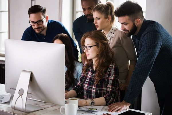 Office birlikte proje üzerinde çalışmaya Genç Mimarlar