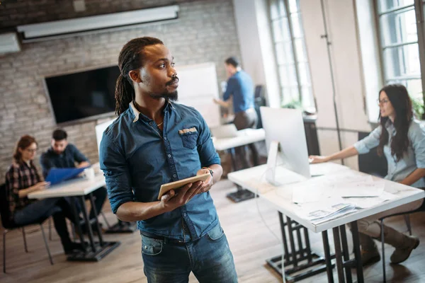 Jonge Knappe Architect Digitale Tablet Gebruiken Office — Stockfoto