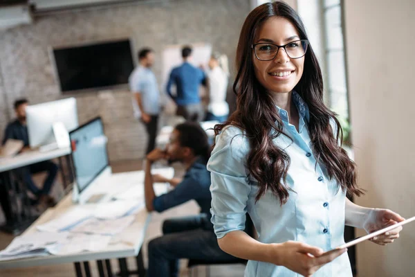 Modern ofisinde çalışan genç çekici kadın mimar