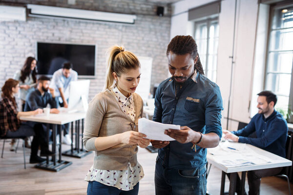 Портрет молодых архитекторов, находящихся в офисе

