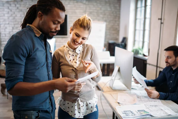 Genç Mimarlar ofiste tartışma portresi