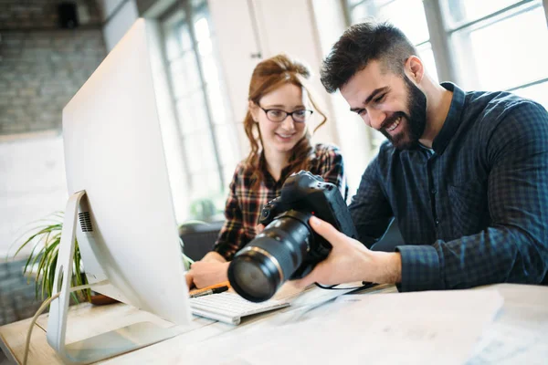 Zwei Junge Designer Arbeiten Gemeinsam Modernen Büro — Stockfoto