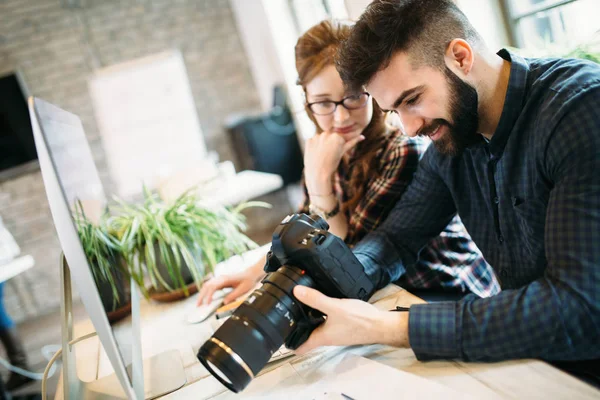 Modern ofiste birlikte çalışan iki genç tasarımcılar