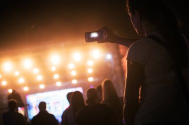 Resim Müzik Festivali'nde insanlar dans partisi