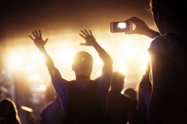 Resim Müzik Festivali'nde insanlar dans partisi